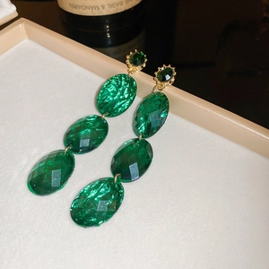 Détails de boucles d'oreilles vintage ovales émeraude avec pierres vertes et or