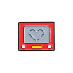 Kreative rote Retro-Spielekonsolen-Brosche mit Pixel-Herz-Design auf weißem Grund