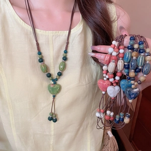 Détails du collier ethnique en céramique cœur avec perles colorées et cordon tressé