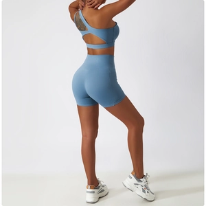 Détail du short taille haute avec poche latérale et du haut de yoga asymétrique
