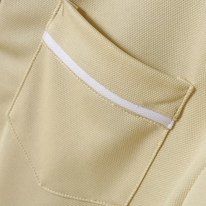 Detaillierte Nahaufnahme der Poloshirt-Tasche mit weißen Streifen und Piqué-Stoffstruktur