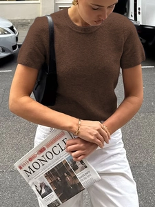 Détail du t-shirt marron en maille à manches courtes et col rond pour femme