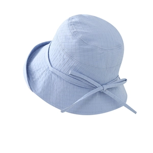 Chapeau de soleil bleu clair à large bord avec texture maille et nœud assorti