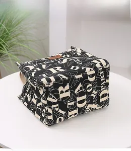 Détail du sac à lunch isotherme avec motif imprimé de lettres noires et blanches élégantes