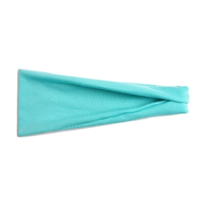Détail d'un bandeau de yoga turquoise montrant la texture douce du tricot sur fond blanc