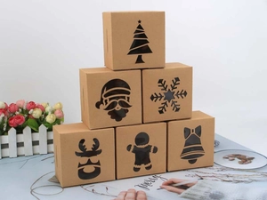 Scatole regalo di Natale in carta kraft con motivi di alberi e renne ritagliati