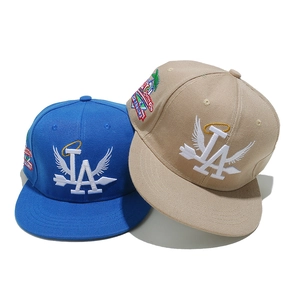 Flache Baseballkappe mit LA-Stickerei und Flügeldetails in Marineblau und Khaki-Tönen