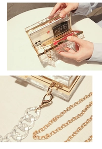 Makro-Detail der Acryl-Abendtasche mit goldenen Beschlägen und geräumigem Inneren