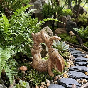 Statuina famiglia di conigli in resina moderna con texture effetto legno per decorazioni