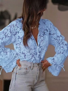 Camicetta in pizzo azzurro ricamato a maniche lunghe con design boho e scollatura a V
