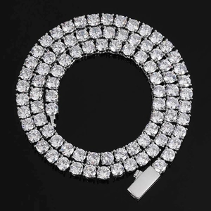 Gros plan d'un collier tennis argenté avec oxydes de zirconium sur fond noir élégant