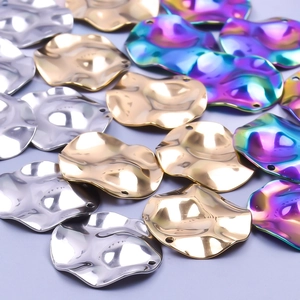Détail de pendentifs géométriques ondulés en métal arc-en-ciel et doré pour bijoux DIY