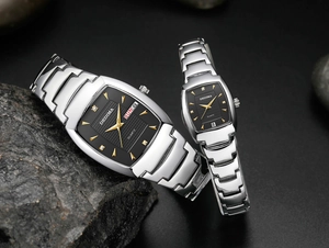 Detailweergave van DEDIMA horloges met zwarte vierkante wijzerplaat en diamanten