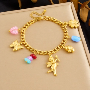 Détail du bracelet à breloques plaqué or avec pendentifs Cupidon, papillon et trèfle