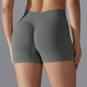 Détail du short de yoga sans couture gris à taille haute avec design scrunch butt au dos