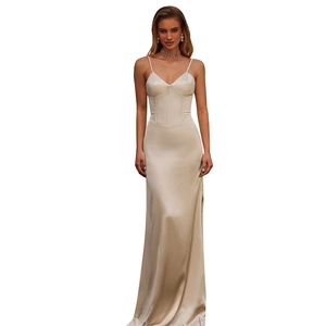 Robe longue élégante en satin champagne avec bustier et fente haute d'été