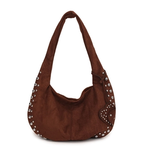 Sac à épaule vintage marron en daim avec clous argentés et pendentif en forme de cœur