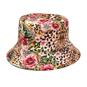 Dettaglio di cappello alla pescatora leopardato con rose rosa e motivi barocchi