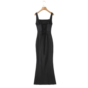 Détail du laçage au dos d'une robe de soirée sirène noire avec de fines bretelles croisées