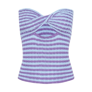 Dettaglio macro del crop top in maglia a righe blu e viola con design intrecciato
