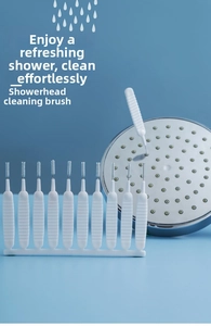 Détail macro des poils fins d'une mini brosse de nettoyage pour tête de douche