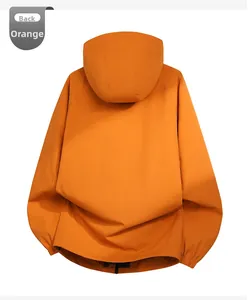Rückansicht einer orangefarbenen Outdoor-Kapuzenjacke aus winddichtem Material