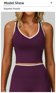 Détail de l'ensemble de sport avec soutien-gorge en V et legging violet raisin