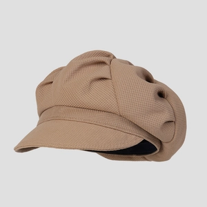 Vue détaillée de la casquette gavroche kaki en maille gaufrée avec calotte plissée