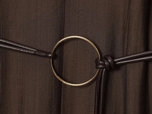 Détail d'une robe en soie marron foncé avec cordon en cuir et anneau en métal doré