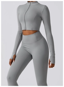 Détail de l'ensemble de sport gris avec poignets passe-pouce et legging de yoga