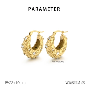 Détail de boucles d'oreilles en acier tressé doré en forme de U avec des strass