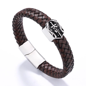 Bracelet pour homme en cuir tressé marron foncé avec breloque croix archange argentée