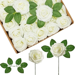 Detail von creme-weißen PE-Schaumrosen mit Stielen und Blättern in Kraftpapierbox