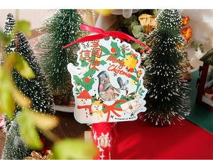 Vue détaillée d'étiquettes de Noël avec bonhommes de neige et rubans rouges déco