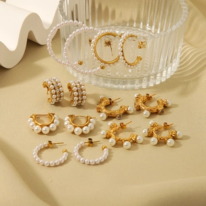 Élégantes boucles d'oreilles en forme de C plaquées or 18k avec perles et cristaux