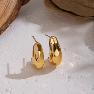 Boucles d'oreilles gouttes dorées irrégulières avec texture de métal martelé chic