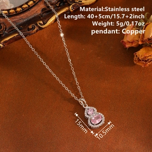 Elegante Edelstahl-Halskette mit Gurt-Anhänger, rosa Kristallen und Vintage-Dekor