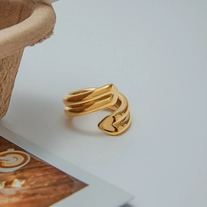 Detail eines minimalistischen vergoldeten Titanstahlrings mit unregelmäßigem Design