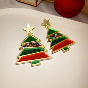 Dettaglio degli orecchini ad albero di Natale in acrilico con paillettes e stelle