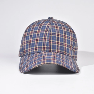 Vista dettagliata del classico tessuto scozzese blu navy e delle cuciture del cappello