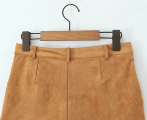 Detailansicht der camel-farbenen Wildleder-Shorts mit Gürtelschlaufen und matter Textur