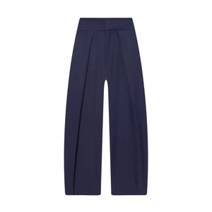 Details einer hoch taillierten Plissee-Ballonhose in Marineblau aus glattem Anzugstoff