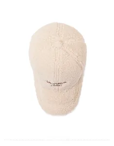 Detail der beigen Lammwolle-Baseballkappe mit California Coast Stickerei aus dickem Fleece