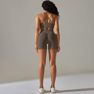 Detail von Cross-Back-Sport-BH und gerippten High-Waist-Shorts in tiefem Mokkabraun