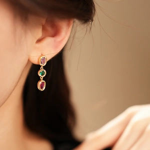 Vintage-Ohrringe in Gold mit lila, grünen und roten ovalen Edelsteinen im Detail
