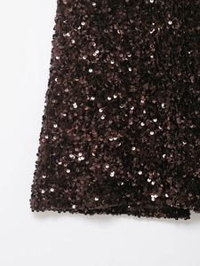 Gros plan détaillé de paillettes marron foncé sur tissu avec texture de qualité