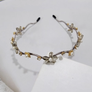 Exquisiter Kristall-Blumenhaarreif mit Perlen und Goldakzenten auf silbernem Metalldraht