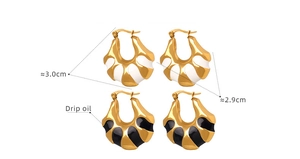 Detailed size view of retro 18K gold plated C-shape earrings with black and white drip oil