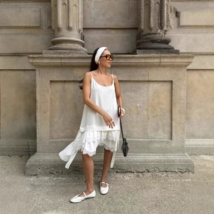 Robe blanche élégante à bretelles avec ourlet en dentelle et design irrégulier chic