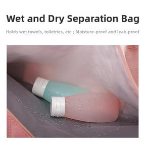 Détail de la poche de séparation sec-humide étanche avec doublure translucide et flacons